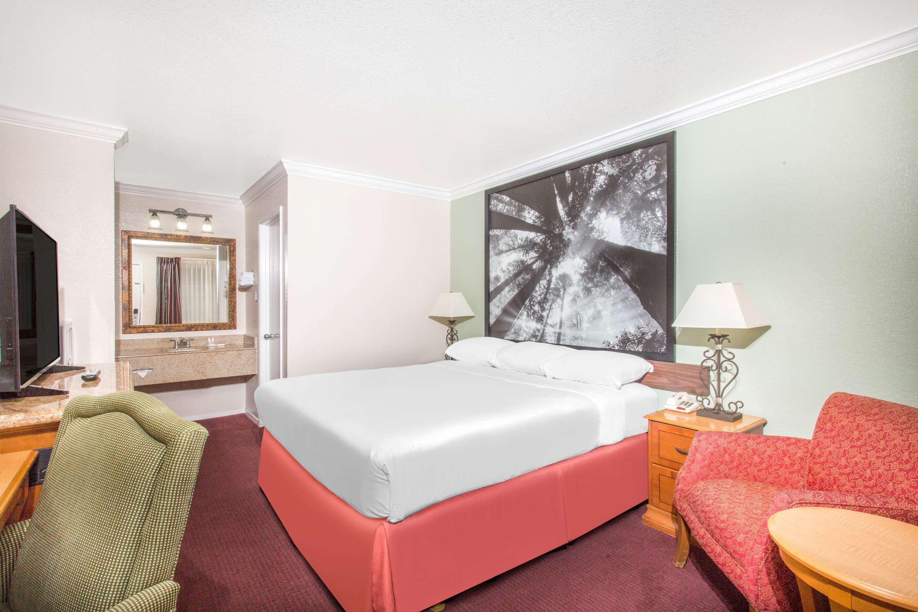 Upper Lake Inn & Suites Dış mekan fotoğraf